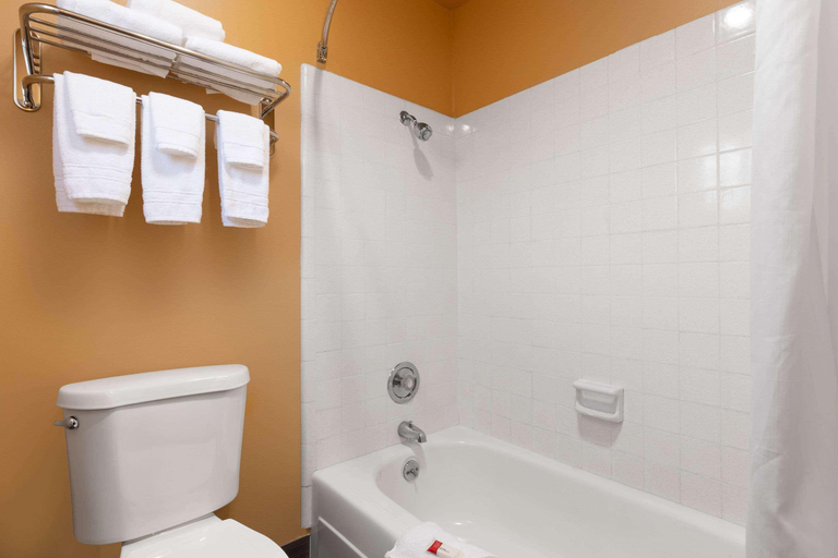 Bathroom 4, Days Inn By Wyndham Roseburg, Douglas
