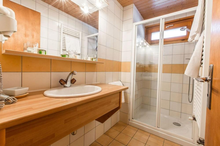 Bathroom 3, Hotel Les Bruyeres, Haute-Savoie