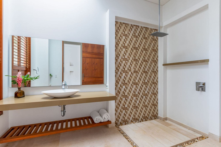 Room 3, w Glowing 4BR Villa w Pool at Mesa de Yeguas, Anapoima