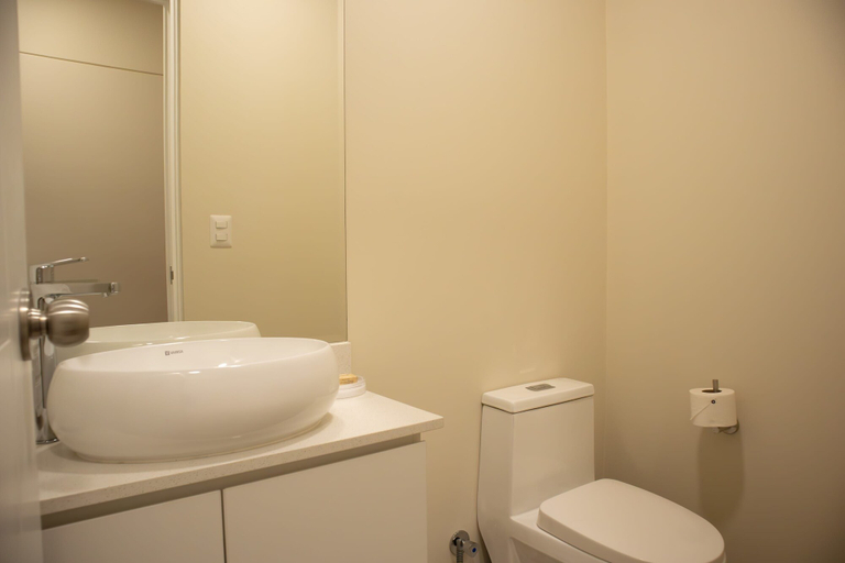 Room 5, w Striking 1BR w Perfect Balcony Near Kennedy Park, Lima
