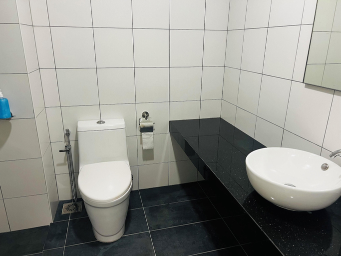 Bathroom, Chamber Residence KL by Azure Heaven, Kuala Lumpur