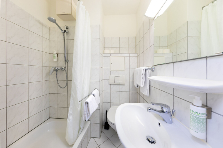Bathroom 5, Boardinghouse St.Pauli, Hamburg