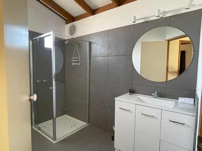 Bathroom 3, Kerang Holiday Park, Gannawarra