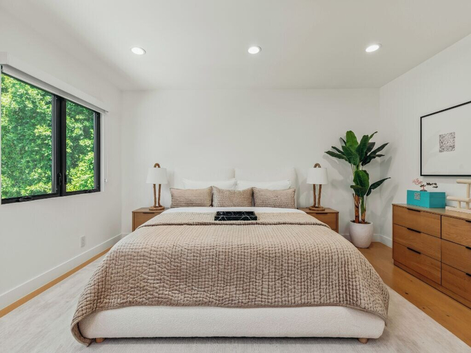 Room 5, Casa Leona - Modern Masterpiece Behind Private Gates w/ Pool & Chef's Kitchen, Los Angeles