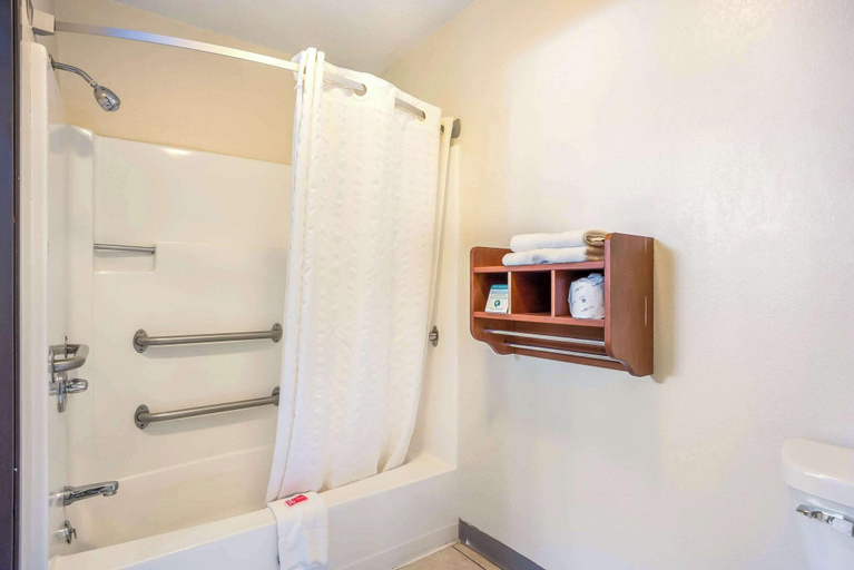 Bathroom 4, Econo Lodge Cedar Rapids, Linn