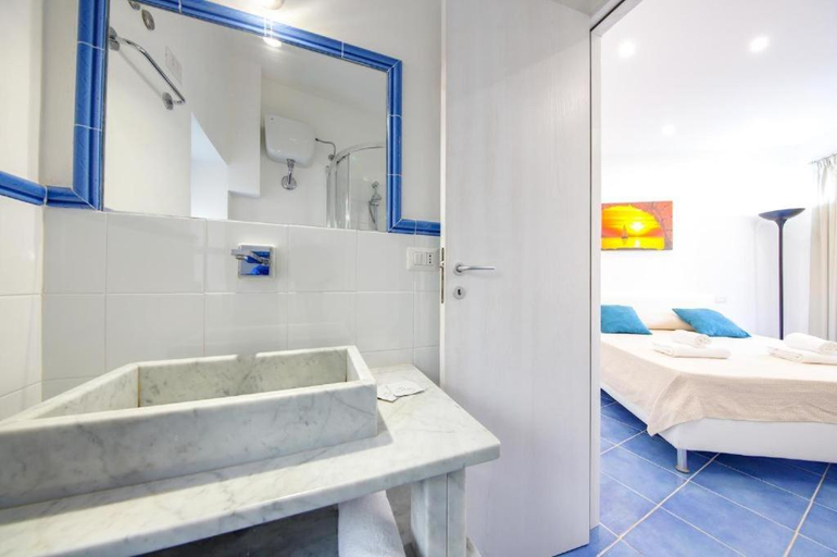 Bathroom 2, La rugiada, Palermo
