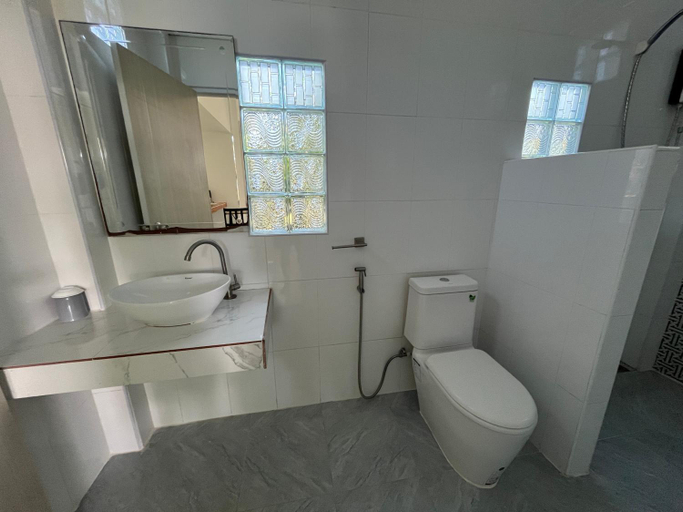 Bathroom 4, Mook Ing Lay, Kantrang