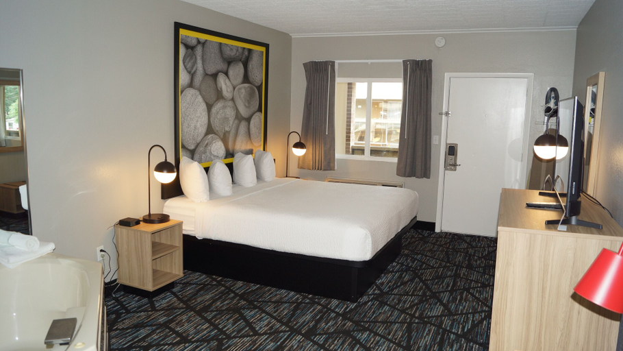 Bedroom 4, Super 8 by Wyndham Traverse City, Grand Traverse