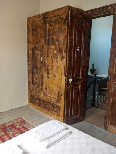 Bedroom 2, burcu pansiyon, Ayvalık