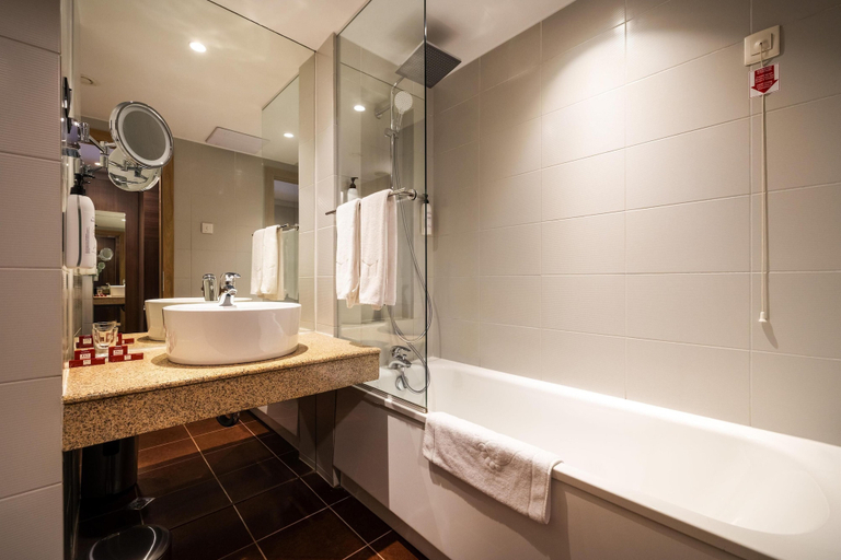 Bathroom 5, Metropolitan Hotel Sofia, a member of Radisson Individuals, Stolichna