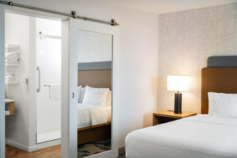 Bedroom 4, Hampton Inn & Suites La Crosse Downtown, La Crosse