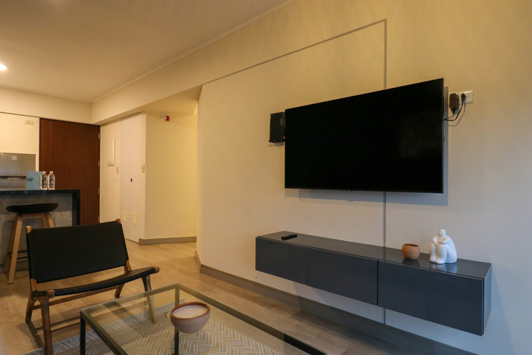 Room 4, w Glorious 2BR w Balcony in San Isidro, Lima