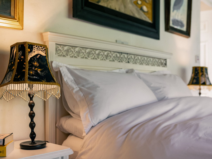 Room 2, Traditional Style Thatched Cottage With Modern Amenities