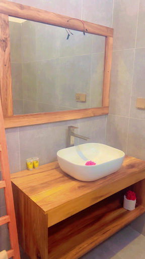 Bathroom 3, The Dream Village, Kaskazini 'B'