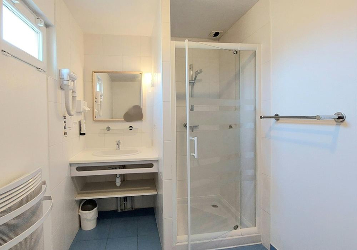 Bathroom 4, Logis Hotel La Rosiere----Situe entre BAYEUX et ARROMANCHES, Calvados