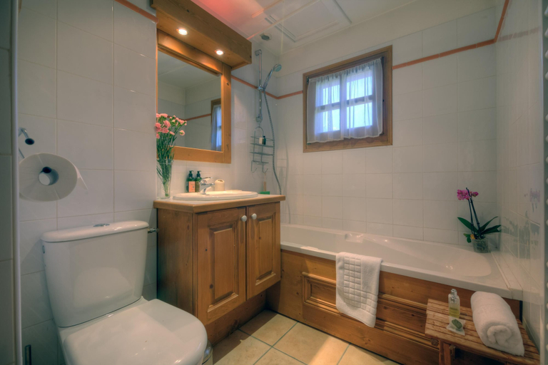 Room 5, Chalets d Henri 63 in Argenti re Chamonix, Haute-Savoie