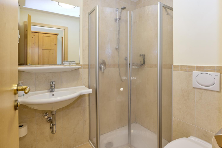Bathroom 2, Airport-Hotel Fortuna, Rhein-Hunsrück-Kreis