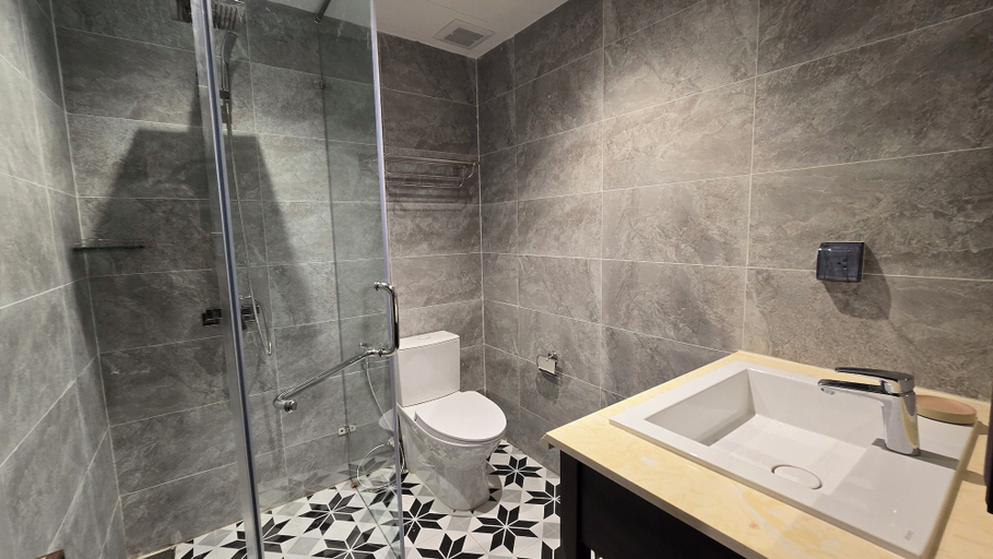 Bathroom 4, Champa Palace Hotel, Pakxe