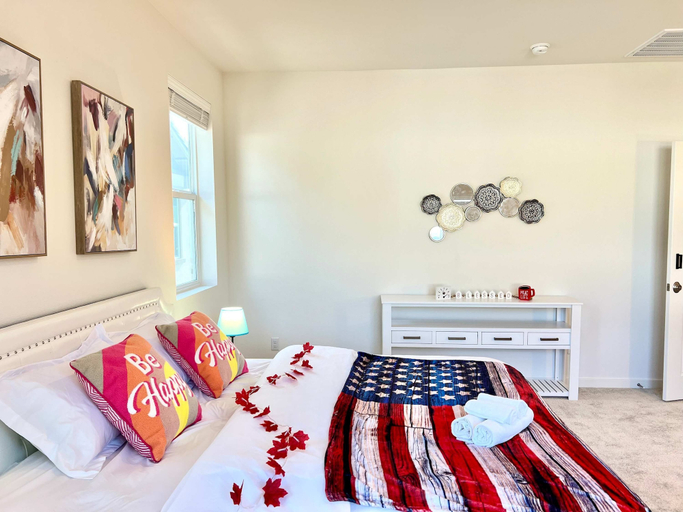 Room 3, Sunny Stylish Near LA 4BR Home w Desks Lounge, Los Angeles