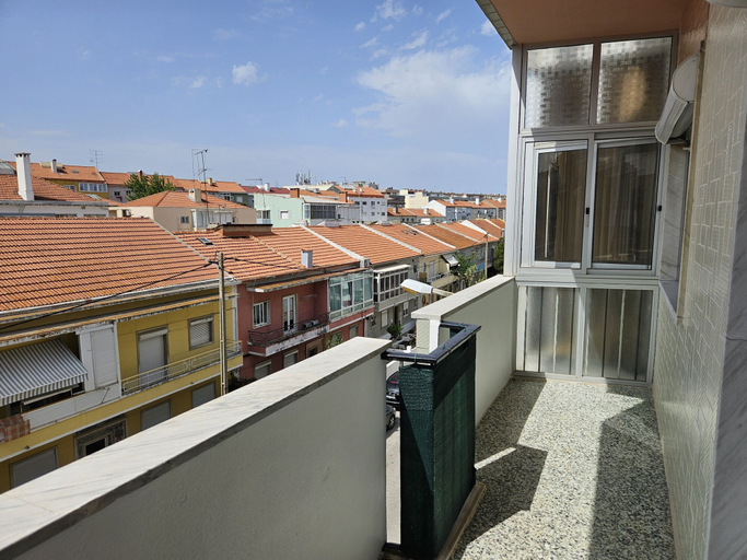 Room 1, Light Spacious Almada Apartment, Almada