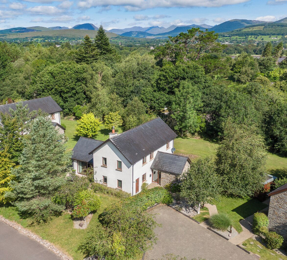 Room 5, Spacious Kenmare Home to Sleep 8 Free use of Pool Onsite