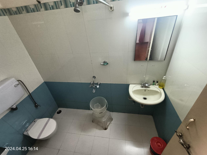 Bathroom 3, Gourish Resort (Pure Veg), Satara