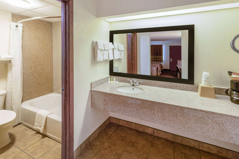 Bathroom 4, Super 8 by Wyndham Seguin, Guadalupe