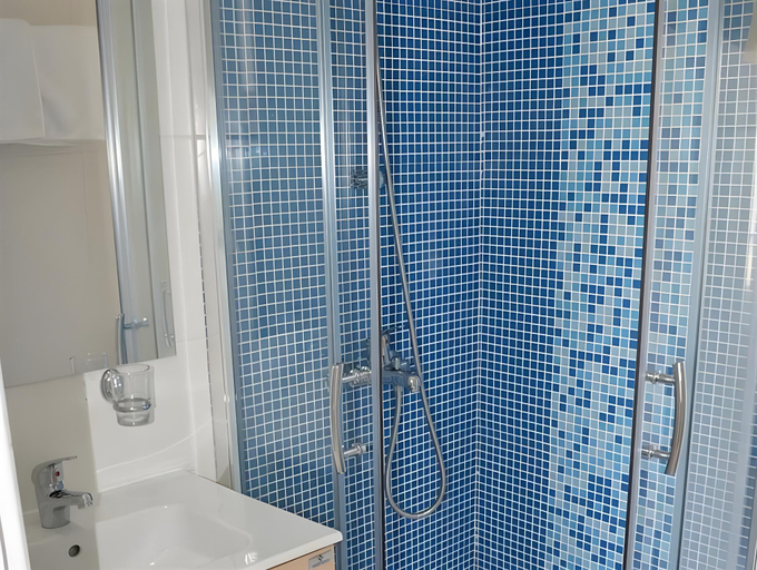 Bathroom 5, Hotel Opera, Larnaca