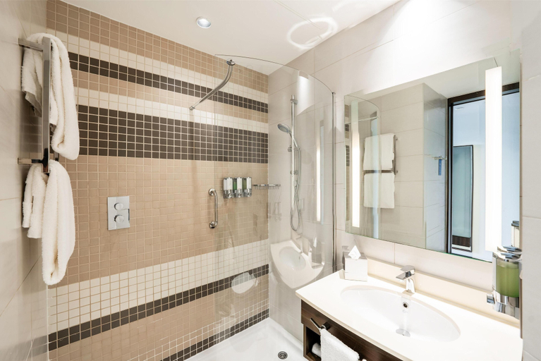 Bathroom 5, Hampton by Hilton Dubai Airport, Dubai