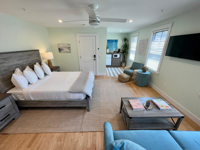 Others 4, Epic Downtown Newport location w Parking, Newport