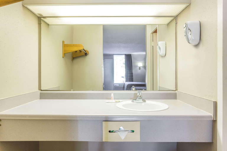 Bathroom 4, Super 8 by Wyndham Commerce, Banks