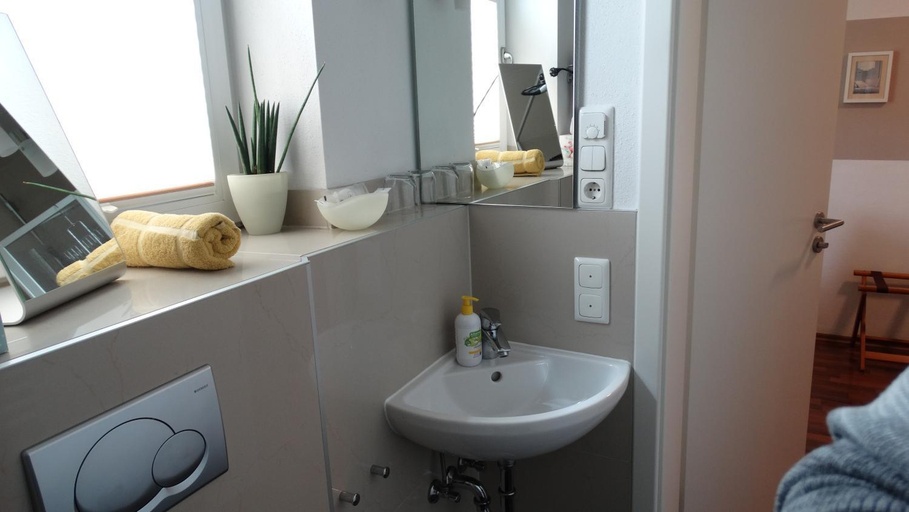 Bathroom 3, Villa Rosa, Freising