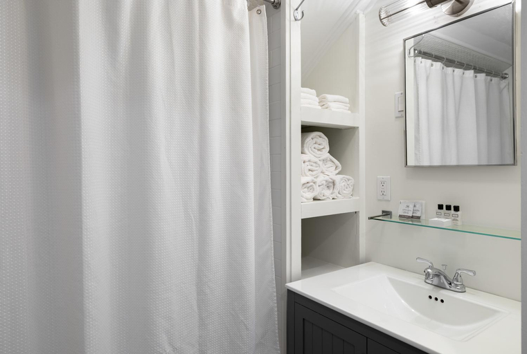 Bathroom 4, Phoenicia Lodge, Ulster