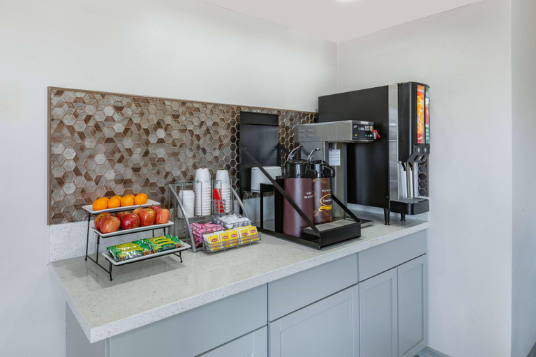 Food & Drinks 5, Super 8 by Wyndham Charlottesville, Albemarle