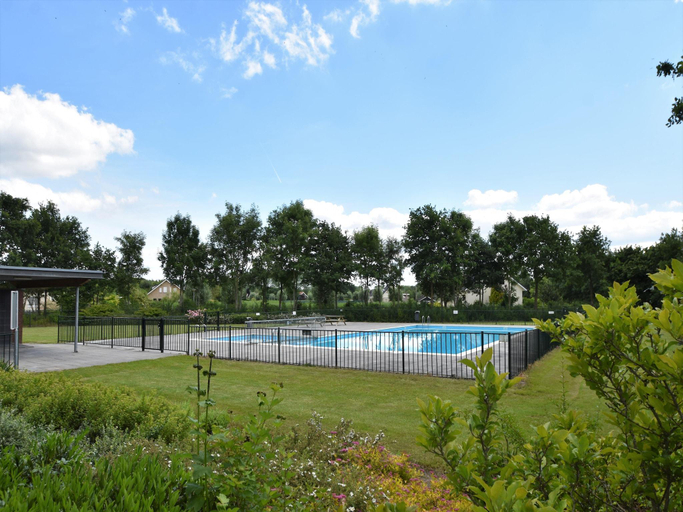 Others 3, Holiday Home in Flevoland with Pool, Zeewolde