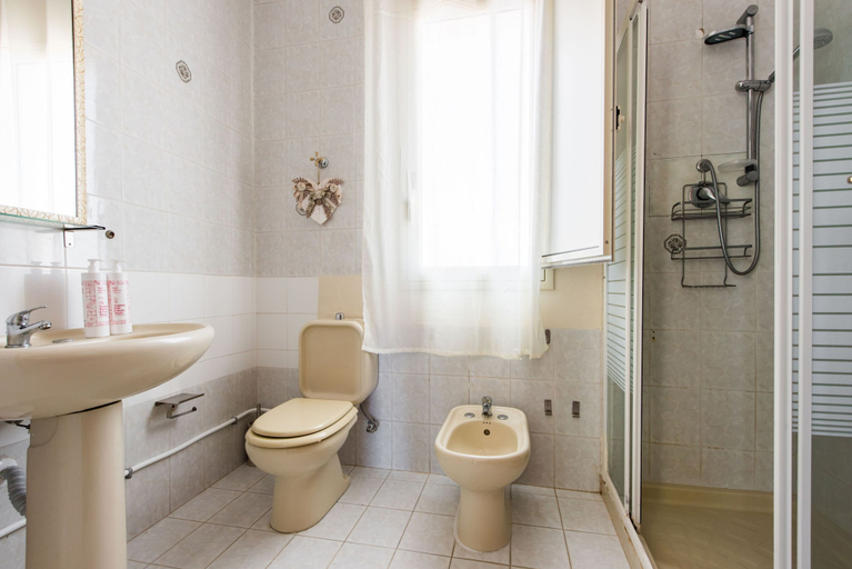 Bathroom, La casa dell'Isola by Wonderful Italy, Syracuse