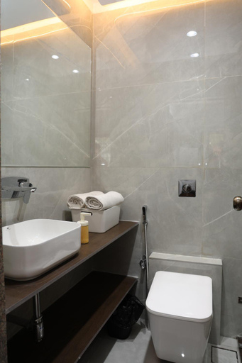 Bathroom 3, Belle-Vue Holiday Homes, Satara