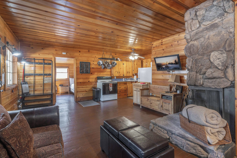 Others 3, True Big Bear Lake Cabin with jacuzzi, San Bernardino