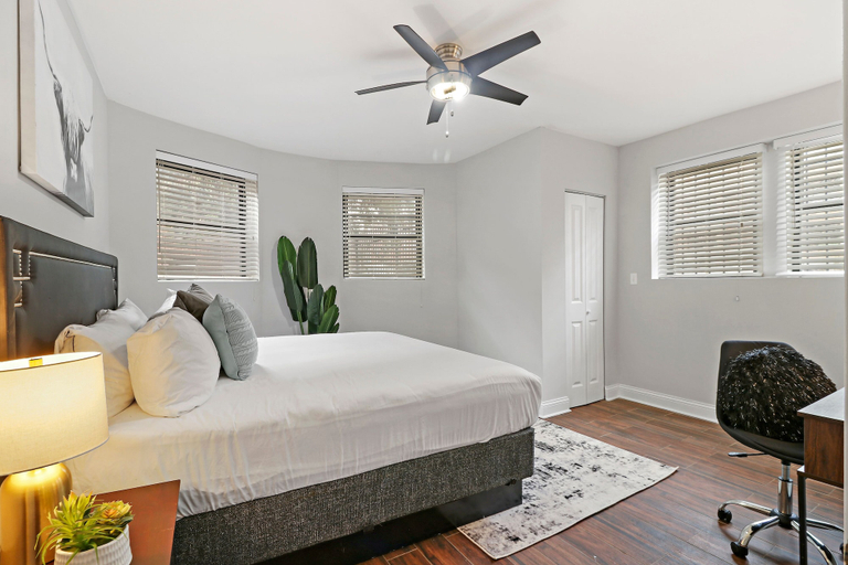 Bedroom, Delightful 1BR - Ashland BW, Cook