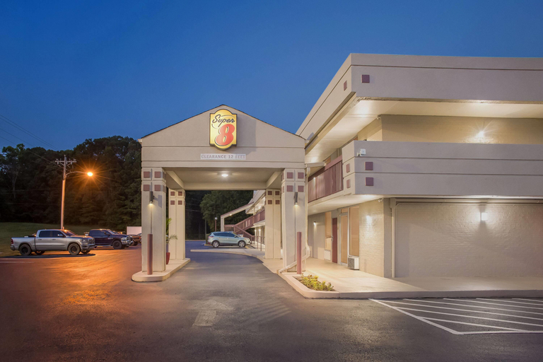 Exterior & Views 1, Super 8 by Wyndham Commerce, Banks