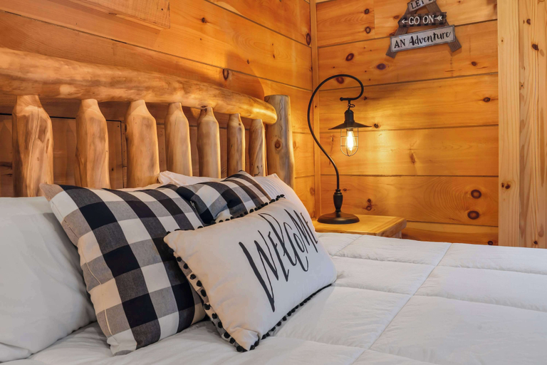 Room 2, Buffalo Lodge - Stay for 8, Taney