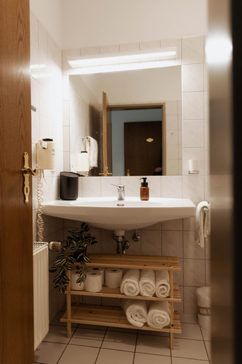 Bathroom 1, The Resting Place, Lippe