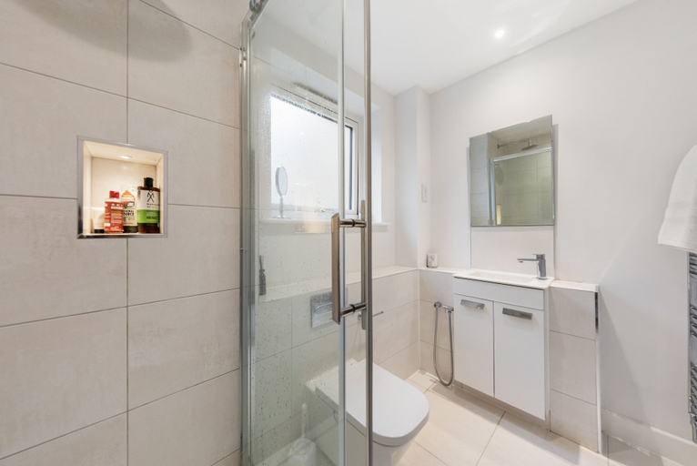 Bathroom 3, Modern 3Br Flat Quick Links To Ldn & Heathrow, Surrey