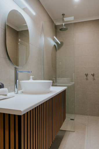 Bathroom 3, The Caledonian Inn, Moyne - South