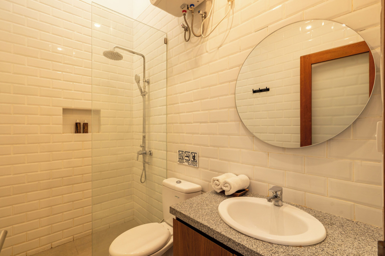 Bathroom 5, Adikara Apartment by Betterplace, Badung