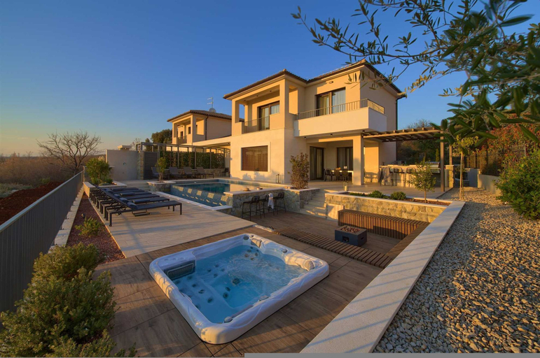 Room 4, Villa Lord With Heated Pool Jacuzzi and Sauna, Krk