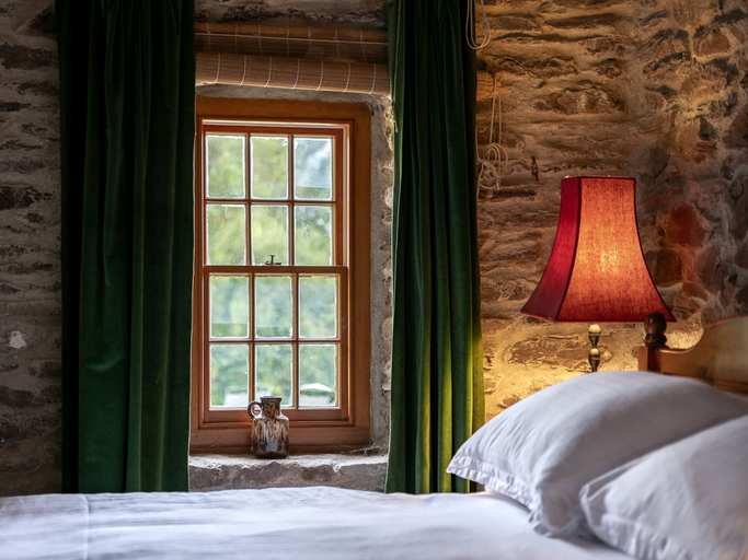 Room 4, Traditional Style Thatched Cottage With Modern Amenities