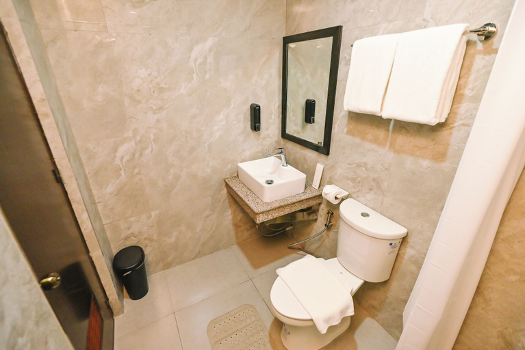 Bathroom 3, Monaco Hotel, Taytay