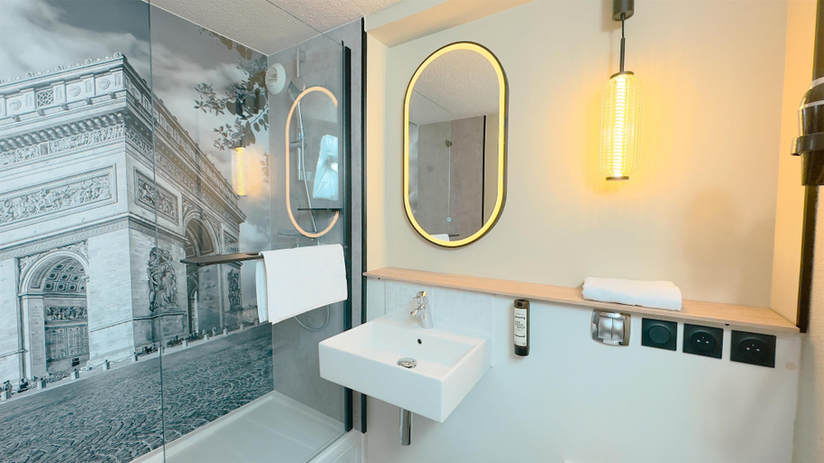 Bathroom 3, Campanile Epinay Sur Orge Savigny Sur Orge, Essonne