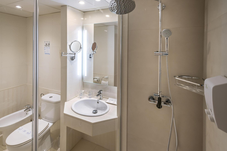 Bathroom 5, Hotel GHT Oasis Tossa & Spa, Girona